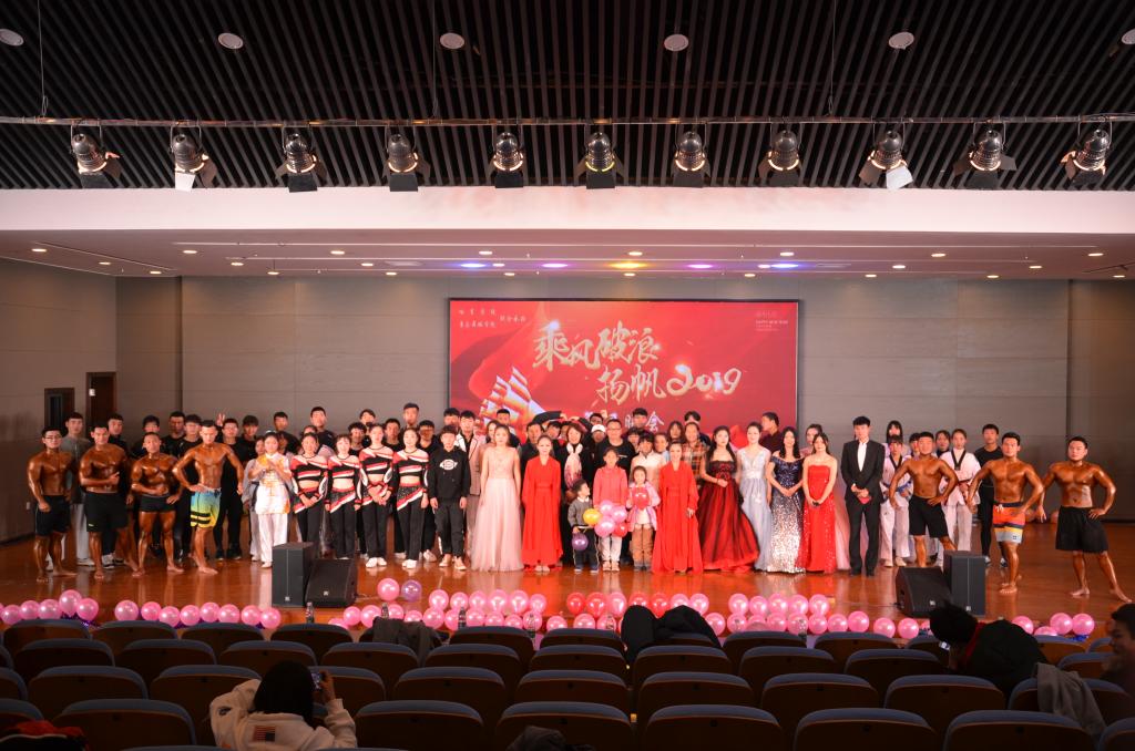 全体演职人员合影