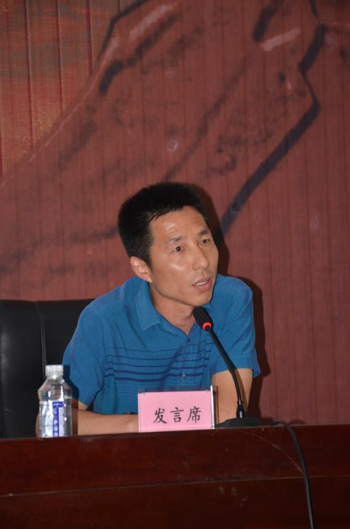 教师代表唐天龙发言
